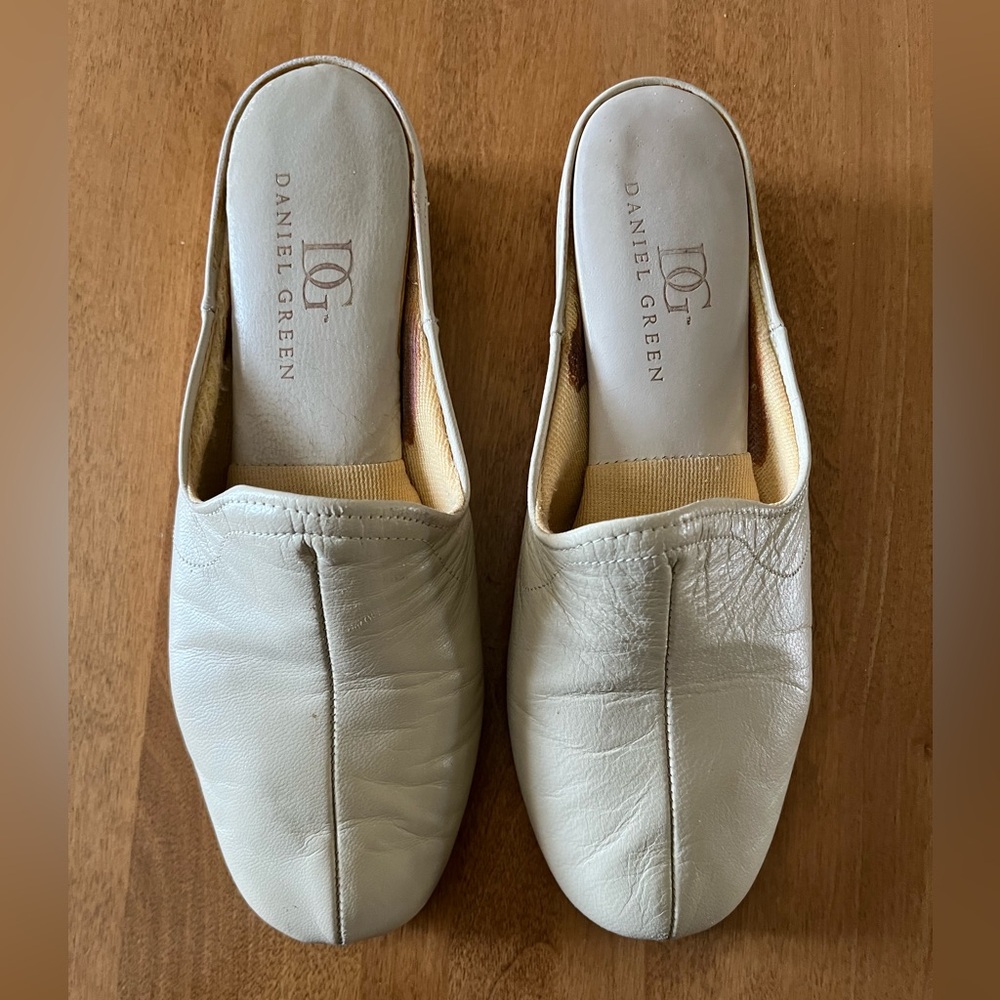 Women's Cream Slip-On Shoes Size 6M